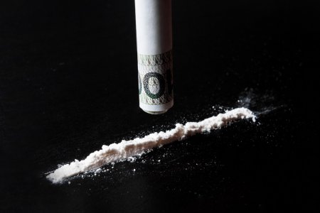 21-20-18-depositphotos_101240610-stock-photo-cocaine-and-money-on-the.jpg