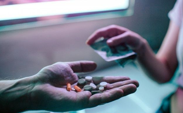 buyingdrugsdrugtraffickingandsalehandofdrugaddictwithmoneybuyingdrugsfromdrugdealerinnightclub...jpg