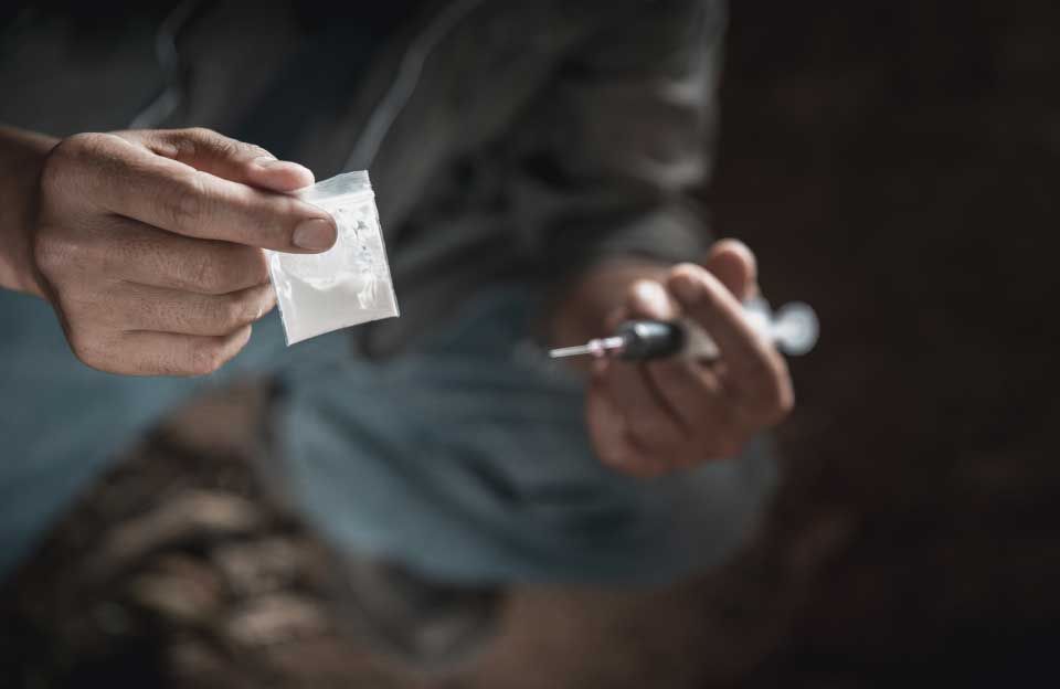 closeuphandholdingcigarette.jpg