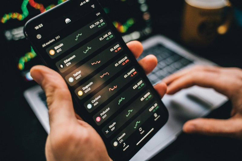 cryptocurrencies-trends-phone-hand.jpg