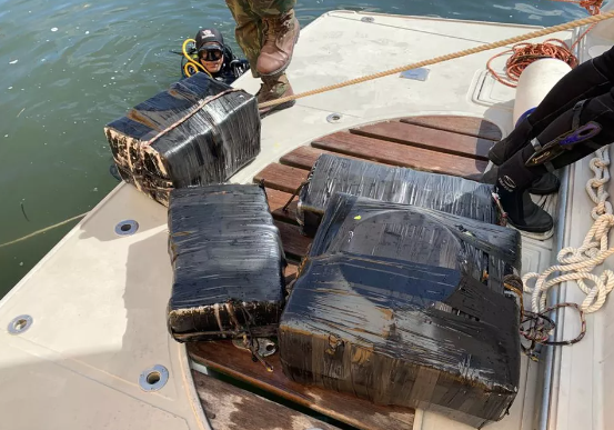Divers-retrieve-drugs-from-sea-chest.png