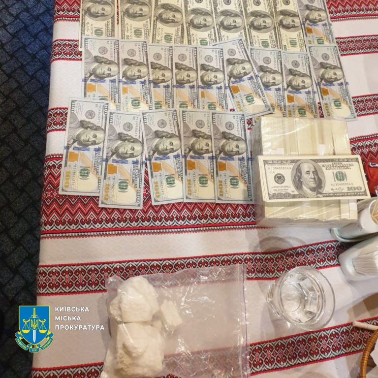 гроші та кокаїн - новини Києва.jpg