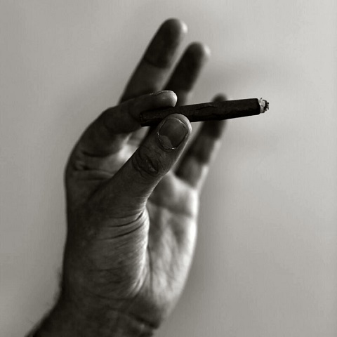 handsmokingresiszed.jpg