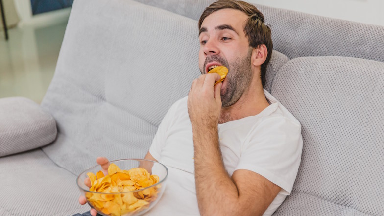 iStock_Andrii_Bicher-1140067356_Chips_essen.jpg