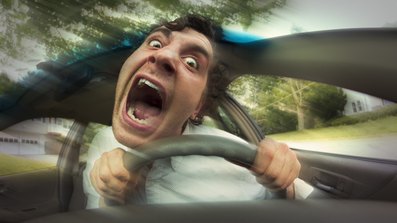 iStock_EzumeImages-483185918_Autofahrer_verrueckt.jpg