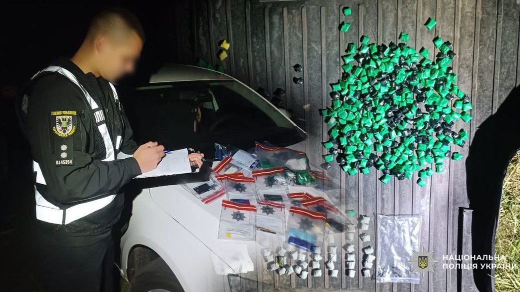 Изъяли психотропы на Черниговщине задержали подозреваемых в продаже наркотиков через интернет.jpg