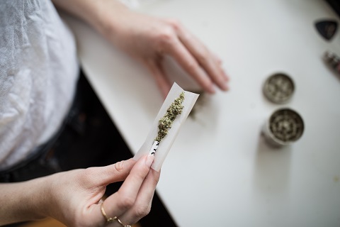 marijuana-roll-joint-grinder.jpg