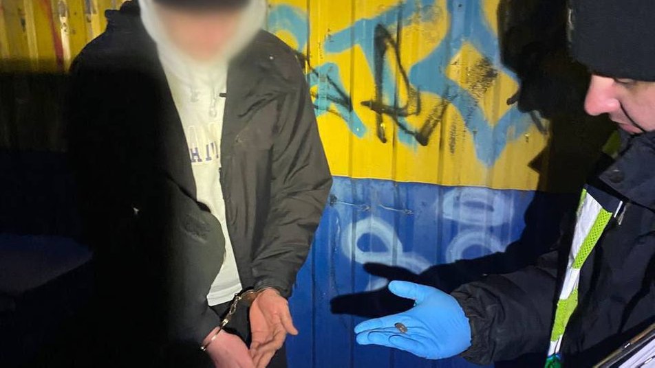 На Святошине в Киеве задержали мужчину, который предположительно продавал наркотики.jpg