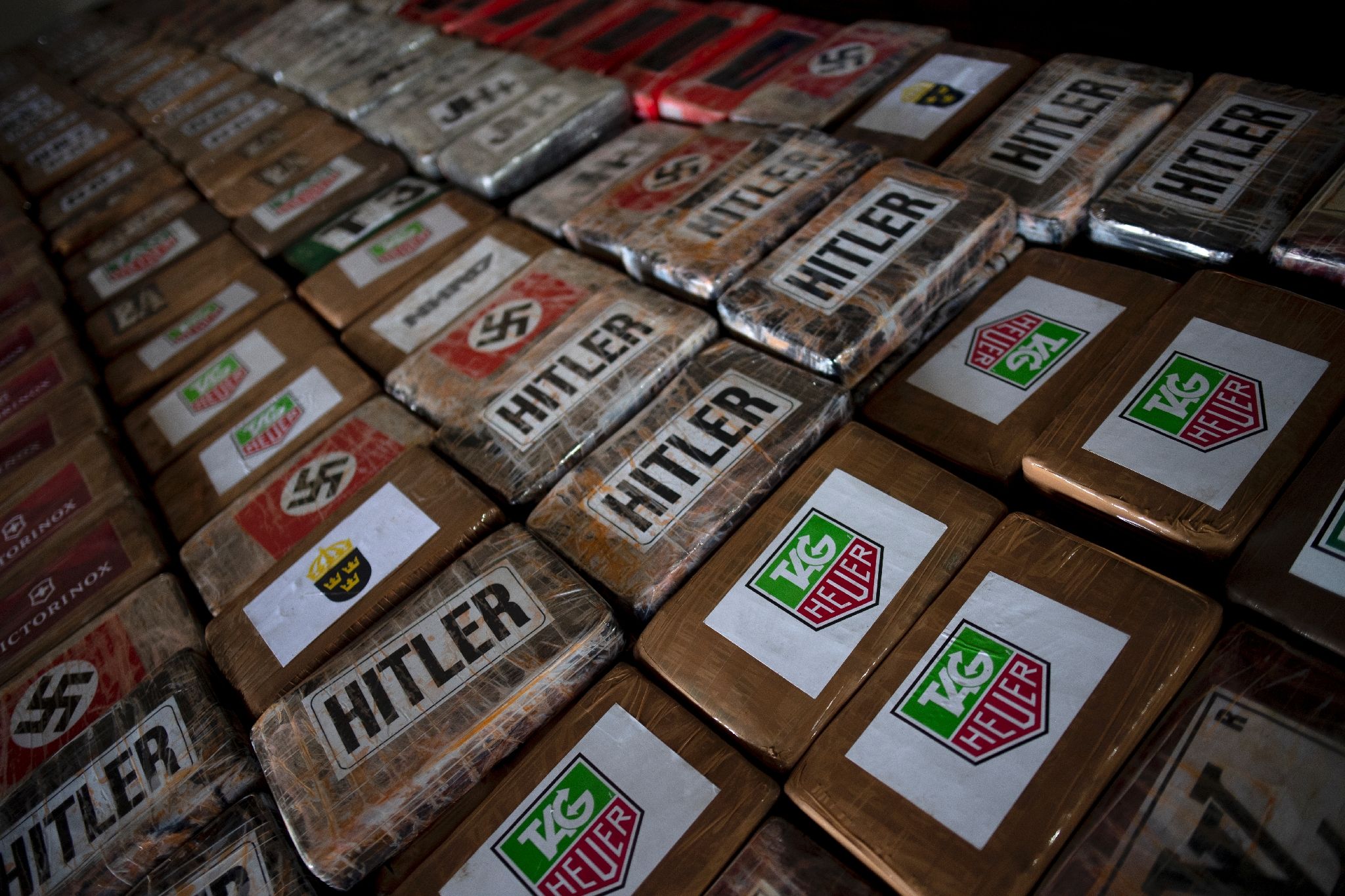 paquets-95-tonnes-cocaine-saisies-Espagneles-logos-organisations-criminelles-europeennes-desti...jpg