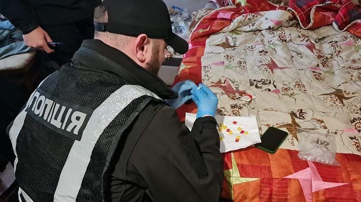 Полицейские Тернопольщины разоблачили группу, подозреваемую в сбыте наркотиков.jpg