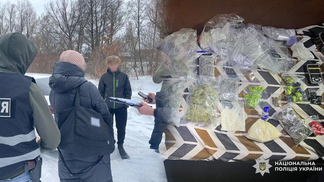 Полицейские задержали двоих мужчин по подозрению в распространении наркотических средств и пси...jpg