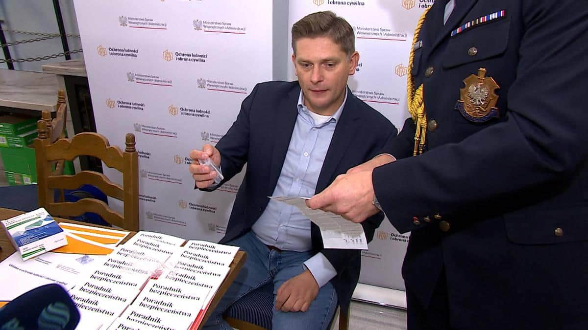 Польский депутат публично сдал тест на наркотики после громких обвинений.jpg