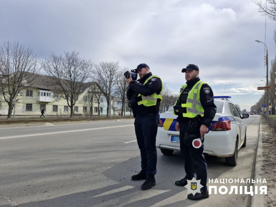 Проведен рейд в Каменском полиция нашла не только нарушителей ПДД, но и наркоманов и лиц в роз...jpg