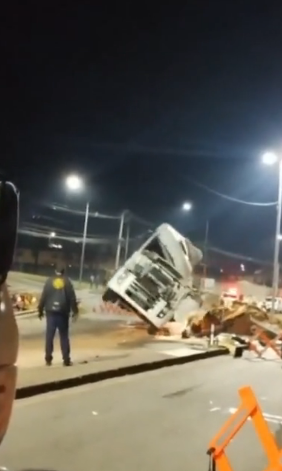 Screenshot 2023-06-28 at 17-38-53 Trafficker Transporting Tonne Of Marijuana Overturns In Fron...png