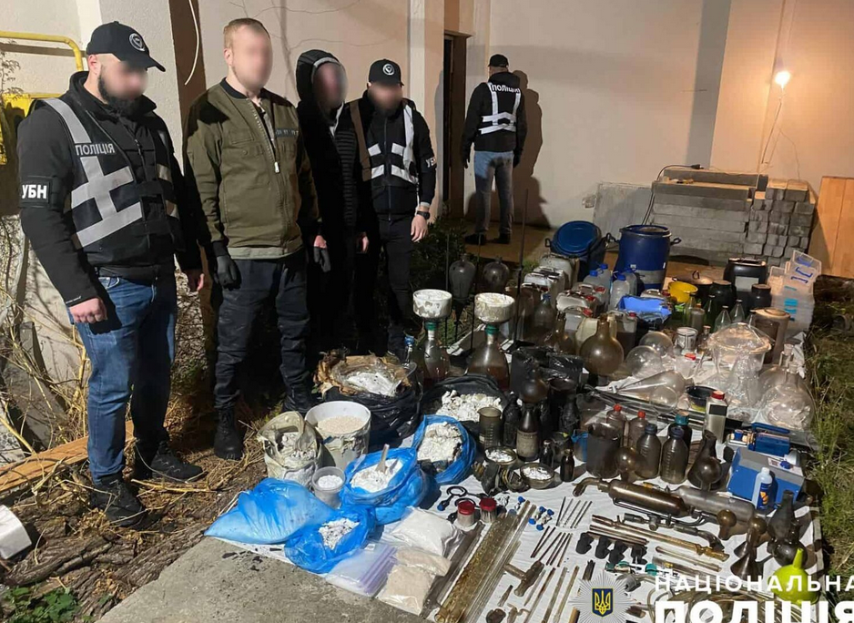Закладки пігулки порошки що відомо про обіг наркотиків у Киє...png