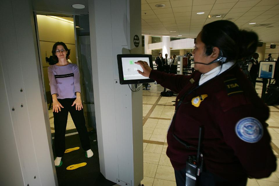 skaner-v-aeroportu-kak-rabotaet-i-chto-na-nem-vidno3.jpg
