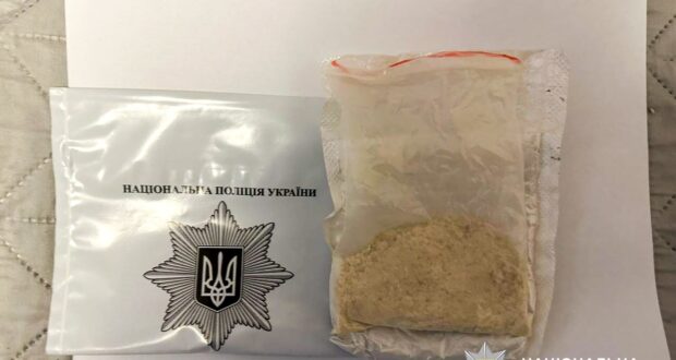 У жителя Ровенской области во время обысков нашли наркотики и янтарь.jpeg