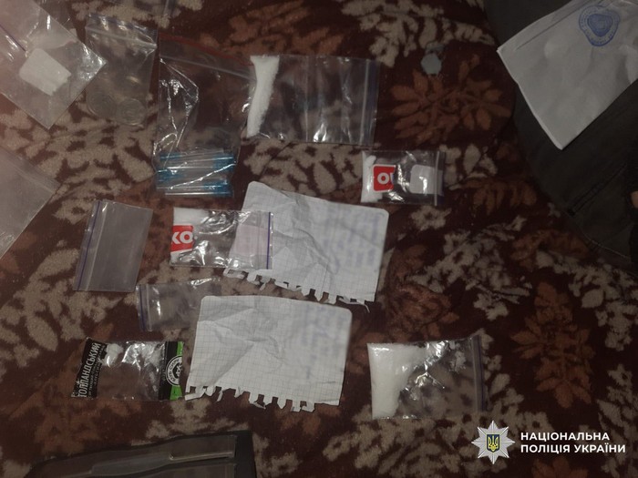 В Киеве женщина торговала наркотиками из окна своей квартиры.jpg