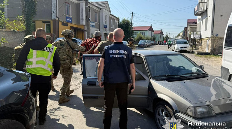 В Кременце задержали преступную группу, которая выращивала и сбывала наркотики.jpg