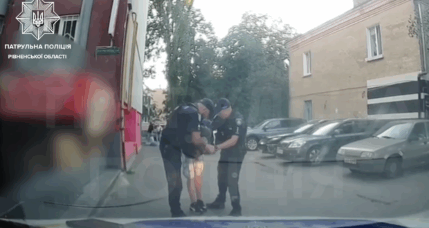В Ровно задержали мужчину, носившего при себе наркотики.png
