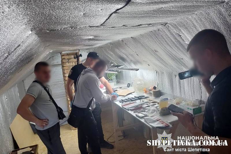 В Шепетовке будут судить 44-летнего мужчину за торговлю каннабисом и арсенал взрывчатки и боеп...jpg